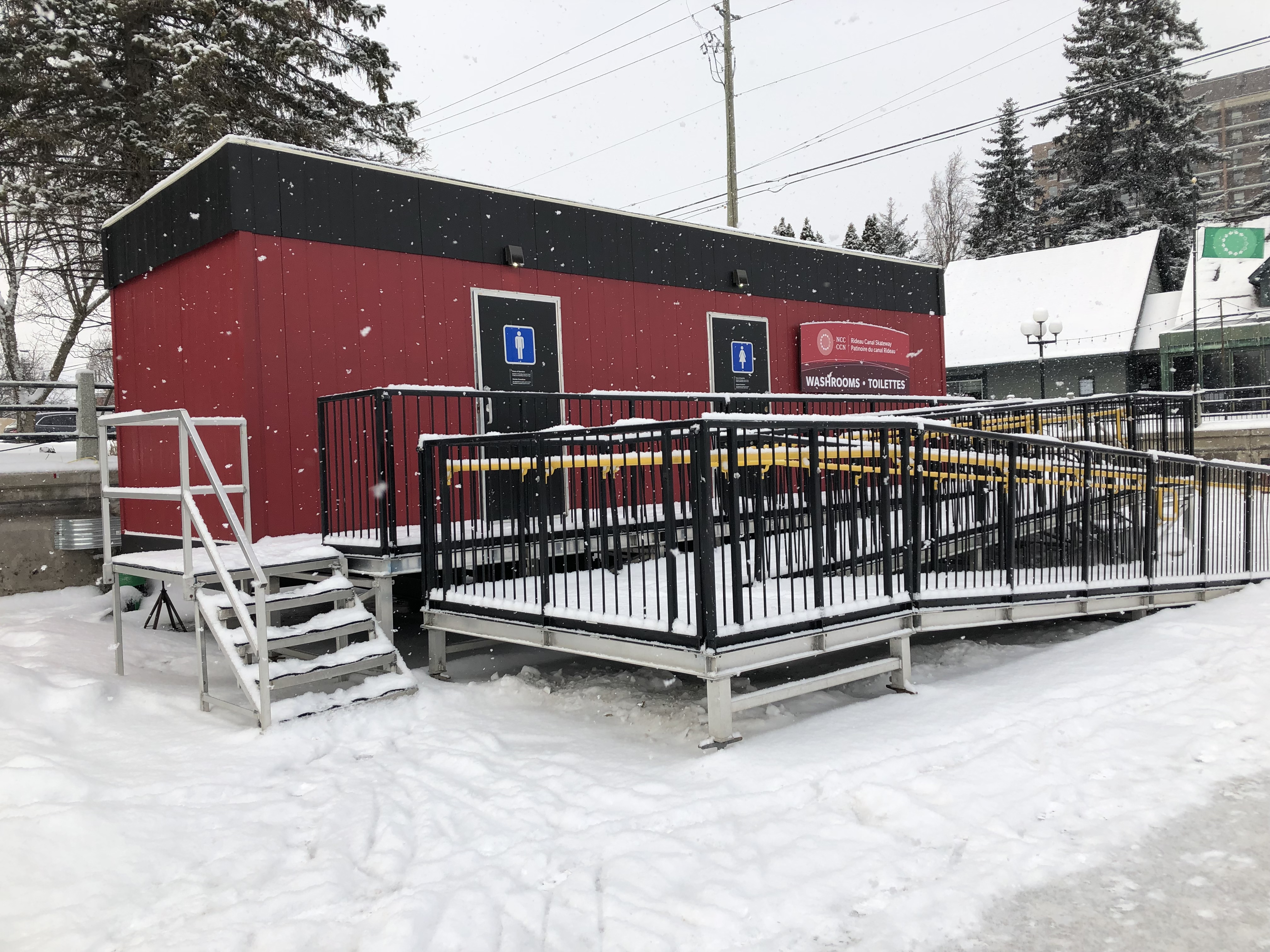 Rampes d'accès menant aux toilettes