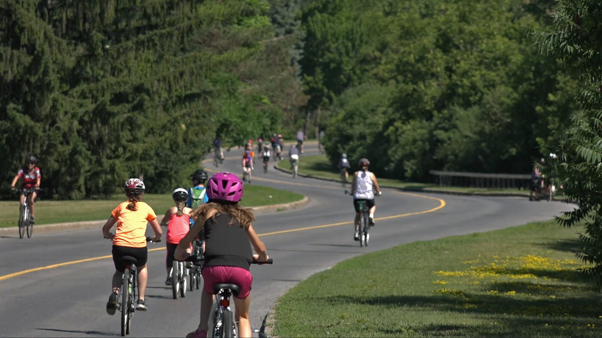 Des gens à vélo sur la promenade.