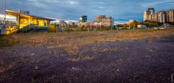 Aux plaines LeBreton, terrain de la bibliothèque dans son état actuel – un terrain vacant de 1,1 hectare situé au 665, rue Albert, à Ottawa.