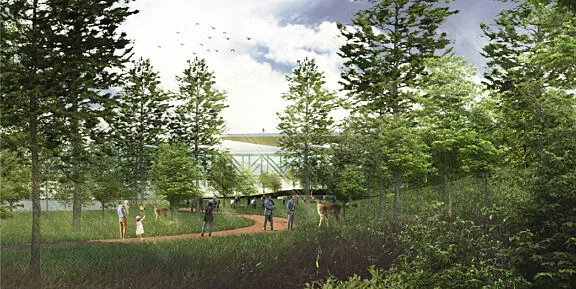 Des personnes marchent sur une promenade en bois au parc Jacques-Cartier en direction de la rivière des Outaouais et d’un amphithéâtre.