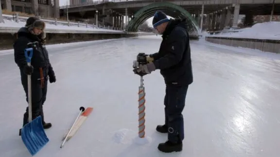 Équipe qui recueille un échantillon de glace de la patinoire du canal Rideau.