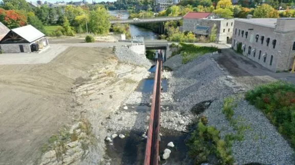 Vue aérienne du ravin du glissoir à bois sur l'île Victoria.