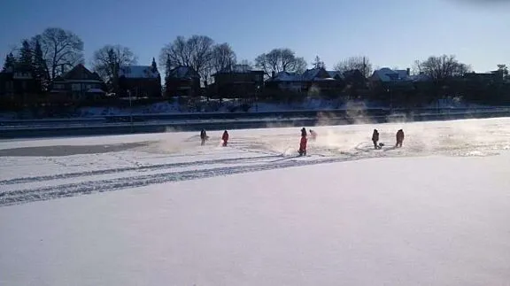 Équipe qui arrose la patinoire du canal Rideau.