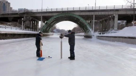 Carotte de glace sur la patinoire du canal Rideau.