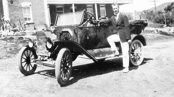 Thomas Leopold Willson et son véhicule - Crédit : Société historique de la Vallée de la Gatineau