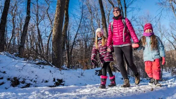 Des personnes se promènent avec des enfants dans le parc de la Gatineau