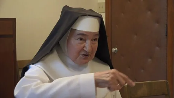Sœur Cécile Greyeyes, wearing a religious habit, giving an interview.