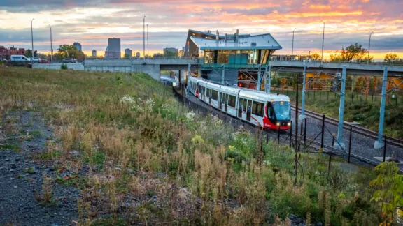 Aux plaines LeBreton, terrain de la bibliothèque dans son état actuel – un terrain vacant de 1,1 hectare situé au 665, rue Albert, à Ottawa.