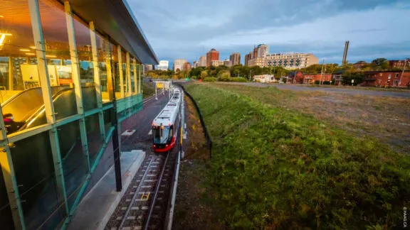 Aux plaines LeBreton, terrain de la bibliothèque dans son état actuel – un terrain vacant de 1,1 hectare situé au 665, rue Albert, à Ottawa.