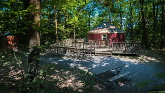 La yourte accessible Wanakiwin et sa rampe d’accès en bois.