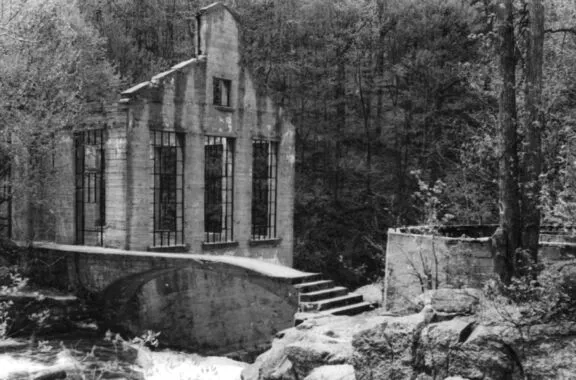 Les ruines de l'ancien moulin - Crédit : Société historique de la Vallée de la Gatineau
