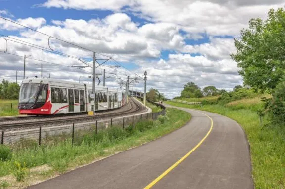 Un sentier polyvalent pavé de 4 mètres de largeur.