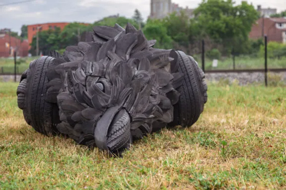 Close-up of the work, featuring the crow’s head, made of recycled tires.