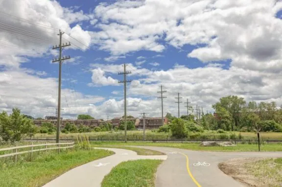 Sentier polyvalent pavé connectant à la voie cyclable et au sentier piétonnier.