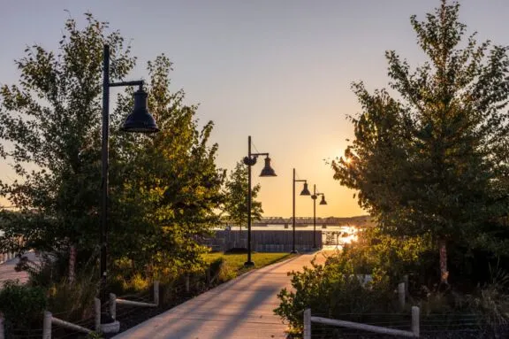 Lampadaires et coucher de soleil au parc Pangishimo