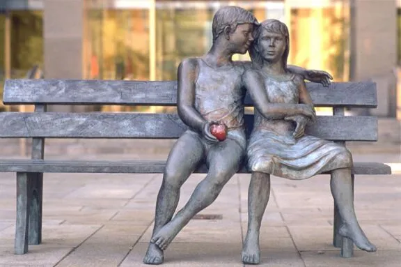 Sculpture devant l'immeuble de Bibliothèque et Archives Canada