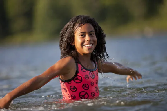 Enfant qui se baigne à la plage du parc de la Gatineau