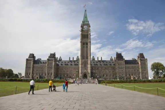 L'édifice du centre du parlement du Canada l'été