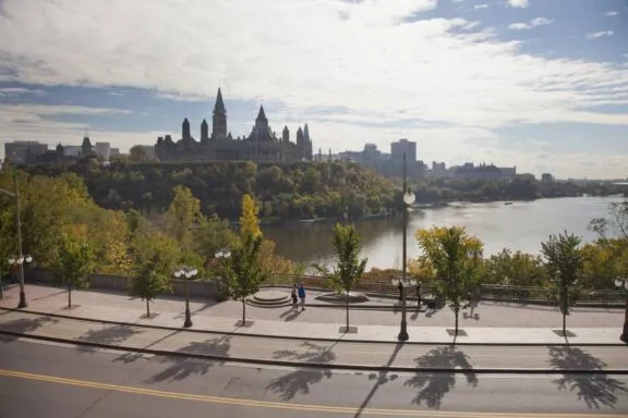 Vue du le parlement de la Pointe Nepean