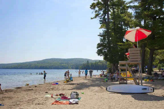 Une dizaine de vacanciers à la plage Parent du parc de la Gatineau