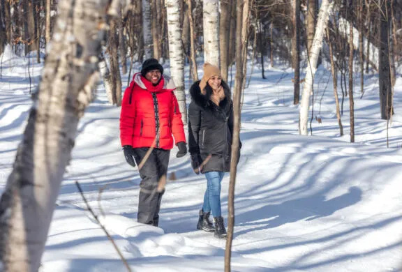 Des personnes se promènent dans le parc de la Gatineau