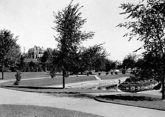 Parc Strathcona, années 1920. Source : Canada. Ministère de l’Intérieur / Bibliothèque et Archives Canada / PA-034289