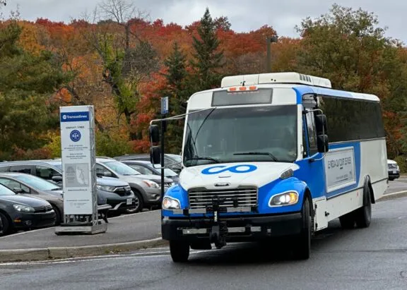 Bus Transcollines au Centre des visiteurs du parc de la Gatineau.