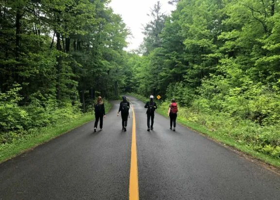 4 étudiants marchent sur la promenade de la Gatineau sans autos.