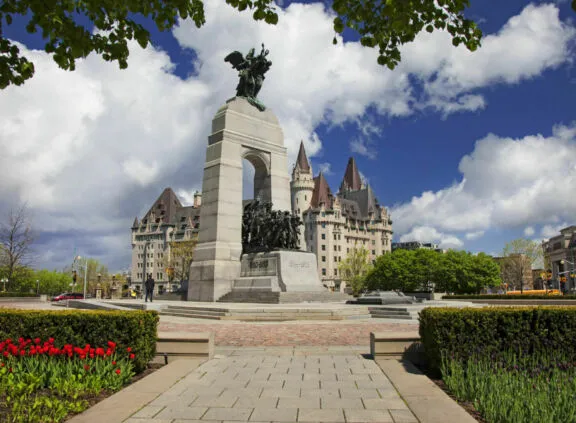 Les tulipes entourant le Monument commémoratif de guerre du Canada, avec le Château Laurier en arrière-plan.