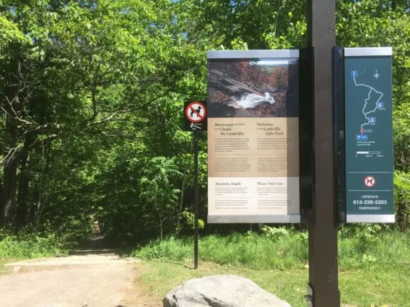 Point de départ du sentier de la Chute-de-Luskville