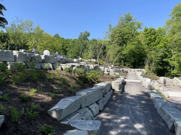 Vue du sentier récréatif universellement accessible, de la promenade à la passerelle