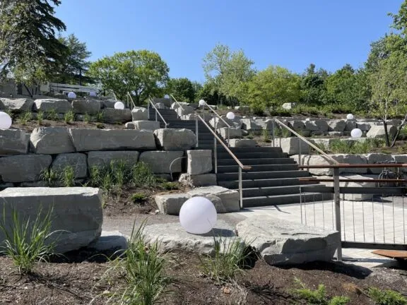 Vue du sentier récréatif universellement accessible, de la promenade à la passerelle