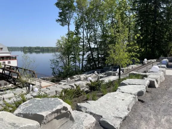 Vue du sentier récréatif universellement accessible, de la promenade à la passerelle