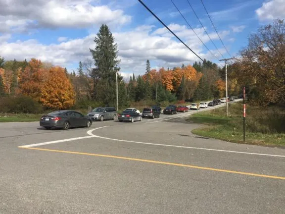Bouchon de circulation à l’intersection de la promenade de la Gatineau et du chemin du Lac-Meech.