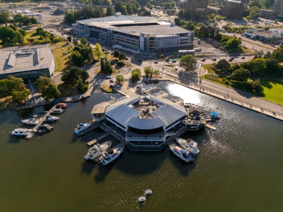 Vue aérienne du pavillon du Lac-Dow's et de la marina.