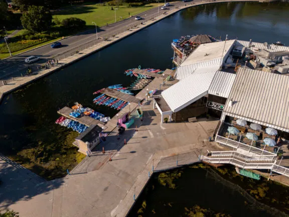 Vue aérienne de la marina au pavillon du Lac-Dow's