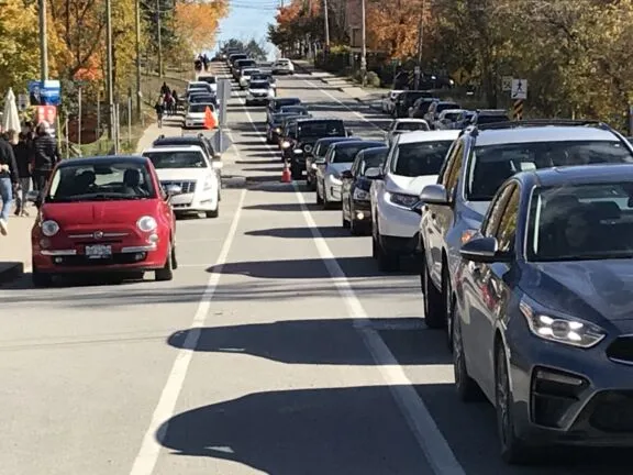 Bouchon de circulation sur le chemin du Lac-Meech, avant le chemin Scott.