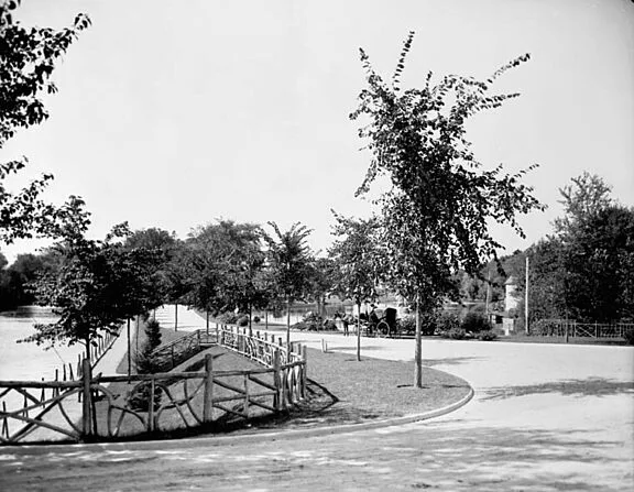 Calèche sur la promenade, en 1910. Source : Canada. Ministère des Mines et des Relevés techniques / Bibliothèque et Archives Canada / PA-023224.