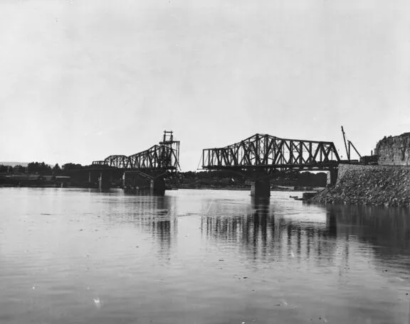 Interprovincial bridge (Alexandra Bridge) during construction, 1901. Credit: LAC/Topley/PA-013866