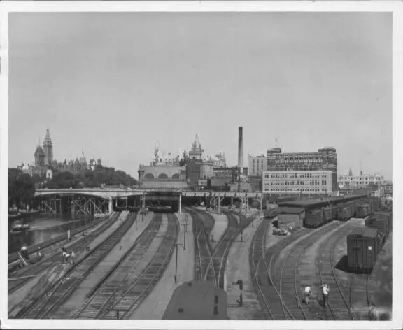 Construction of the Mackenzie King bridge over the canal. Credit: National Capital Commission Gréber Collection