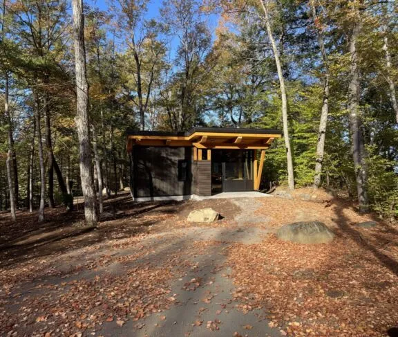 Accessible mini chalet in Gatineau Park.