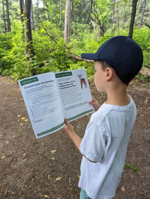 Enfant lisant le cahier d'activités.