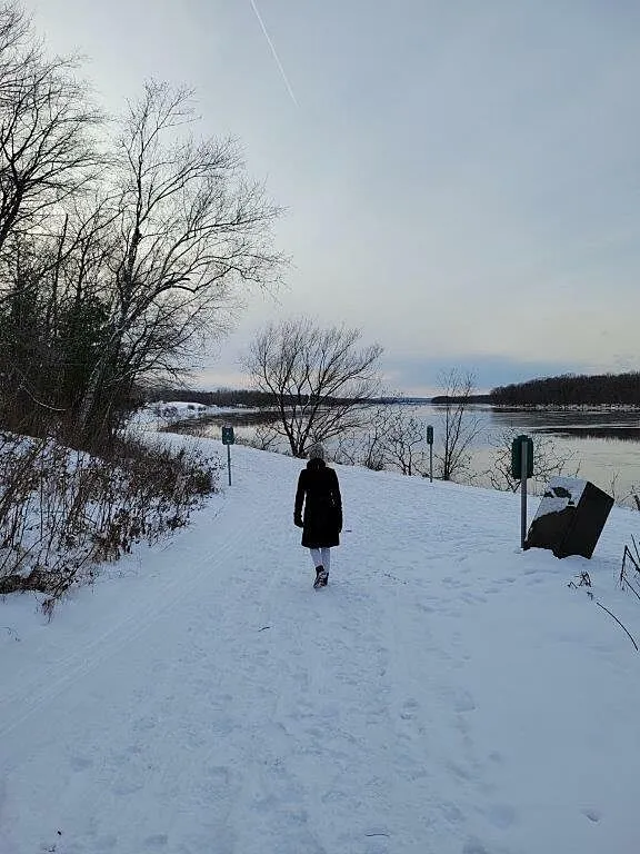 Personne à pied sur un sentier polyvalent en hiver.