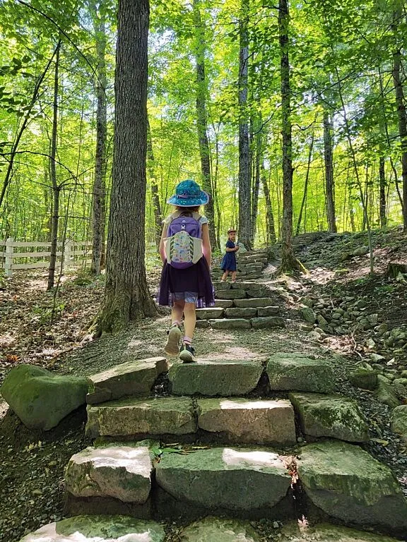 Enfant sur un sentier.