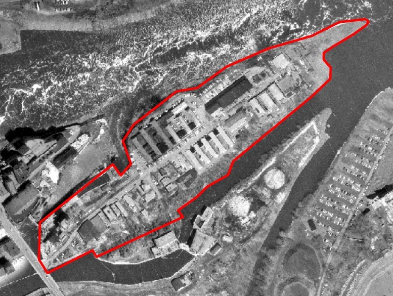 Vue aérienne du secteur avec délimitation de l’île en rouge.