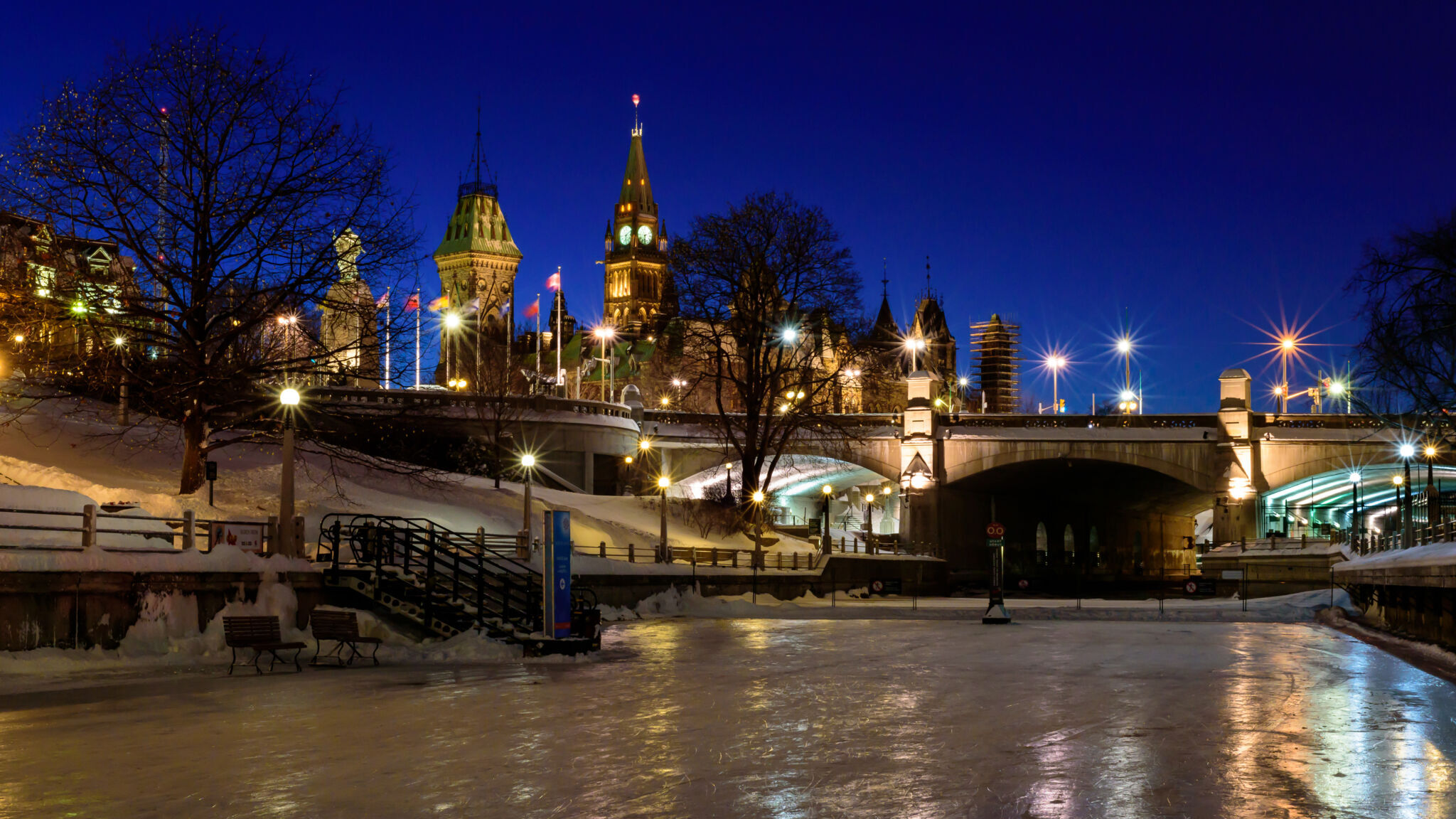 Patinoire du canal Rideau en soirée avec le Parlement en arrière-plan