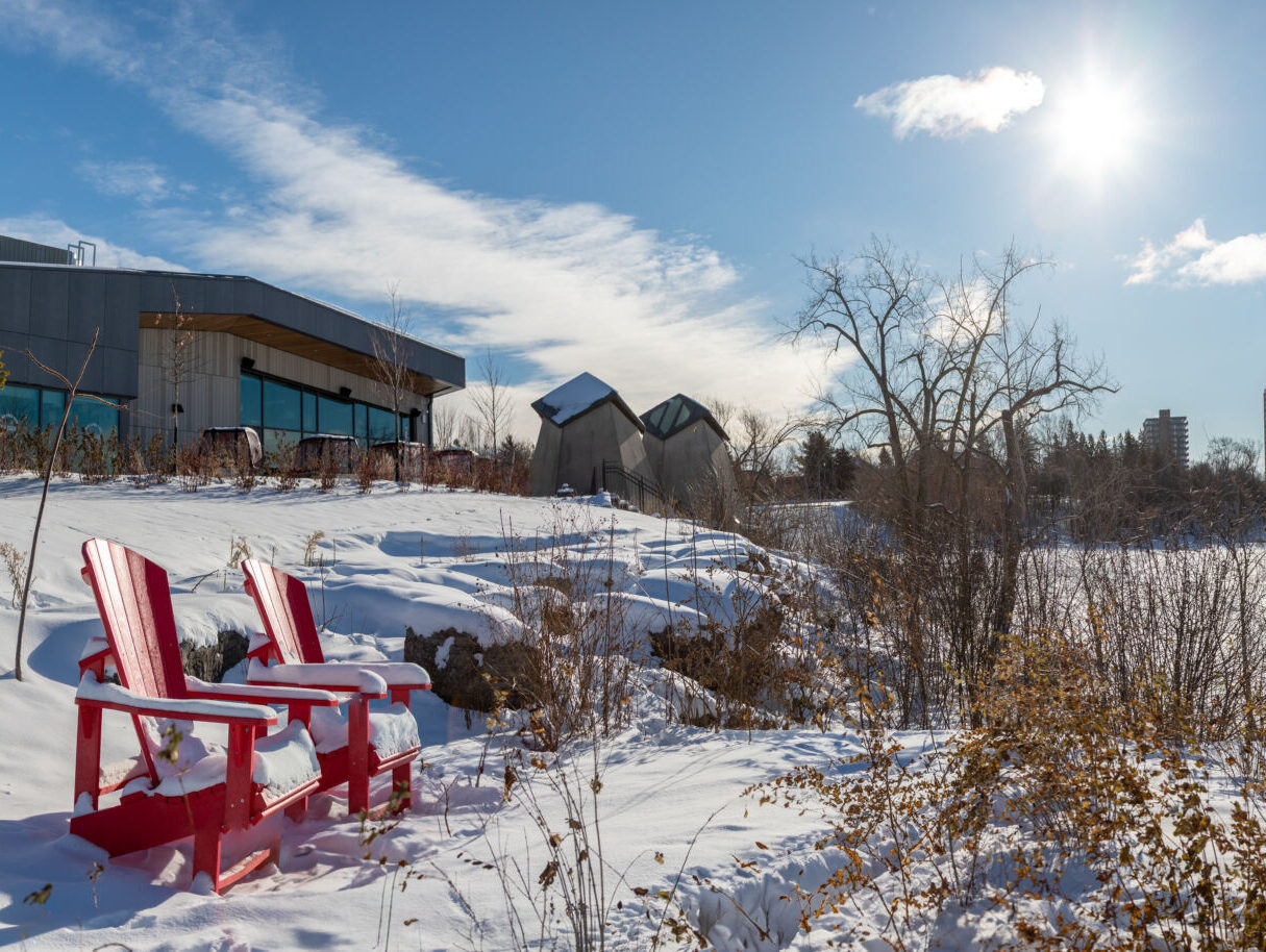 Chaises rouges à la plage Westoboro en hiver.