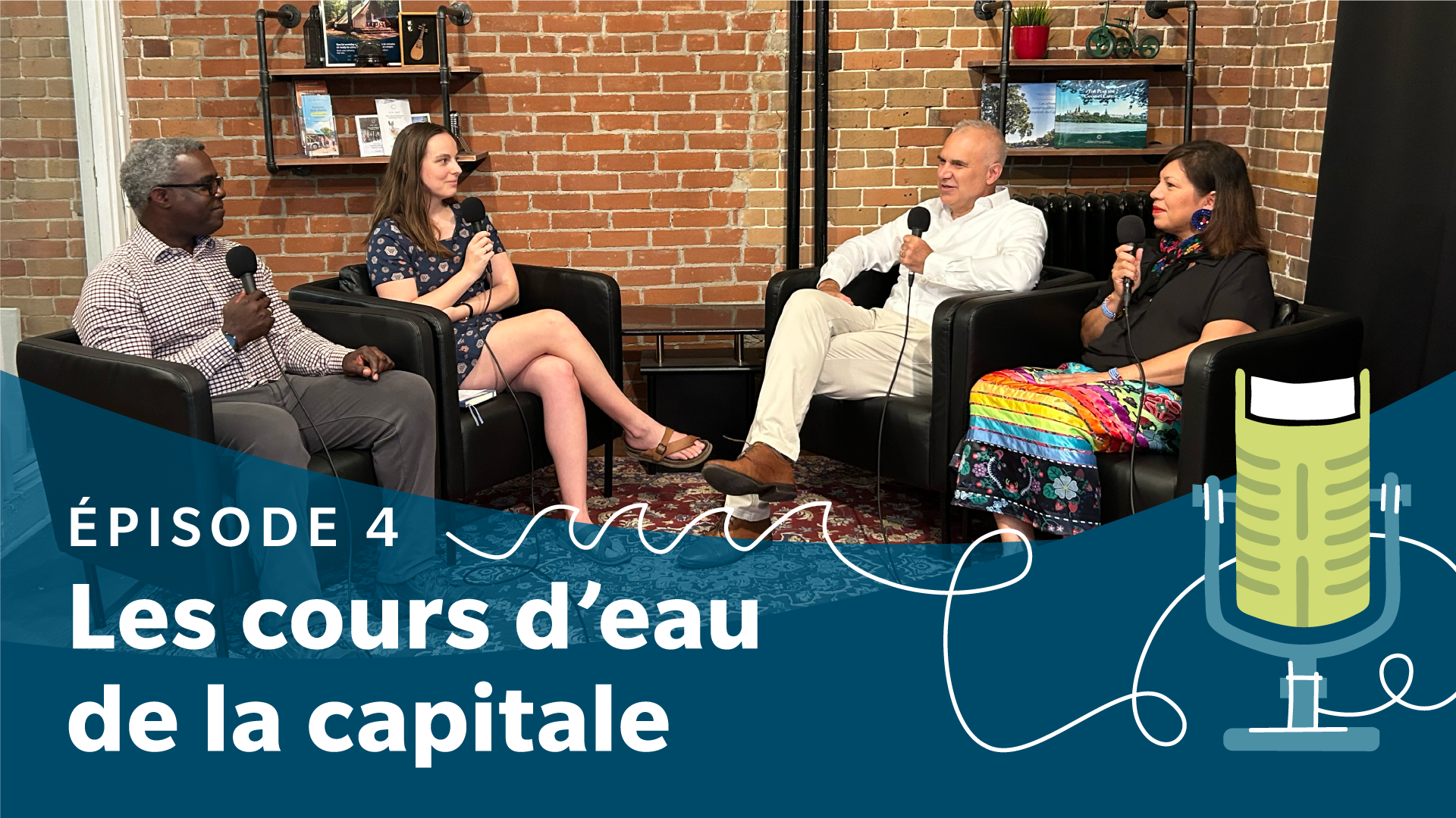 Texte « Les cours d'eau de la capitale », en superposition d’une photo d'Anita Tenasco, Cristina Wood et Gary Meus en discussion amicale avec Tobi Nussbaum.