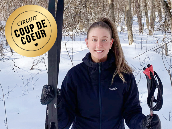 Une personne tenant des skis de fond