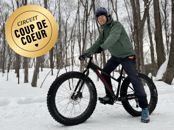 Une personne à vélo